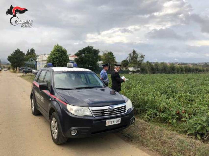 I carabinieri sul posto dove avvenivano i lavori sottopagati 