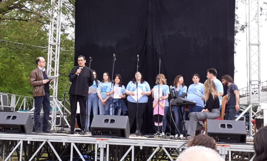 Tra musica e canto, ecco il grazie dei giovani a tutte le mamme. Successo per l’evento di Torano Scalo