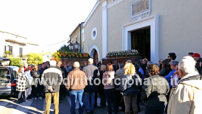 Centinaia di persone all'ultimo saluto di Edda e Ida Maria