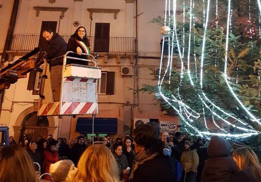 Tranciati a Lattarico i fili dell&#039;albero di Natale in piazza