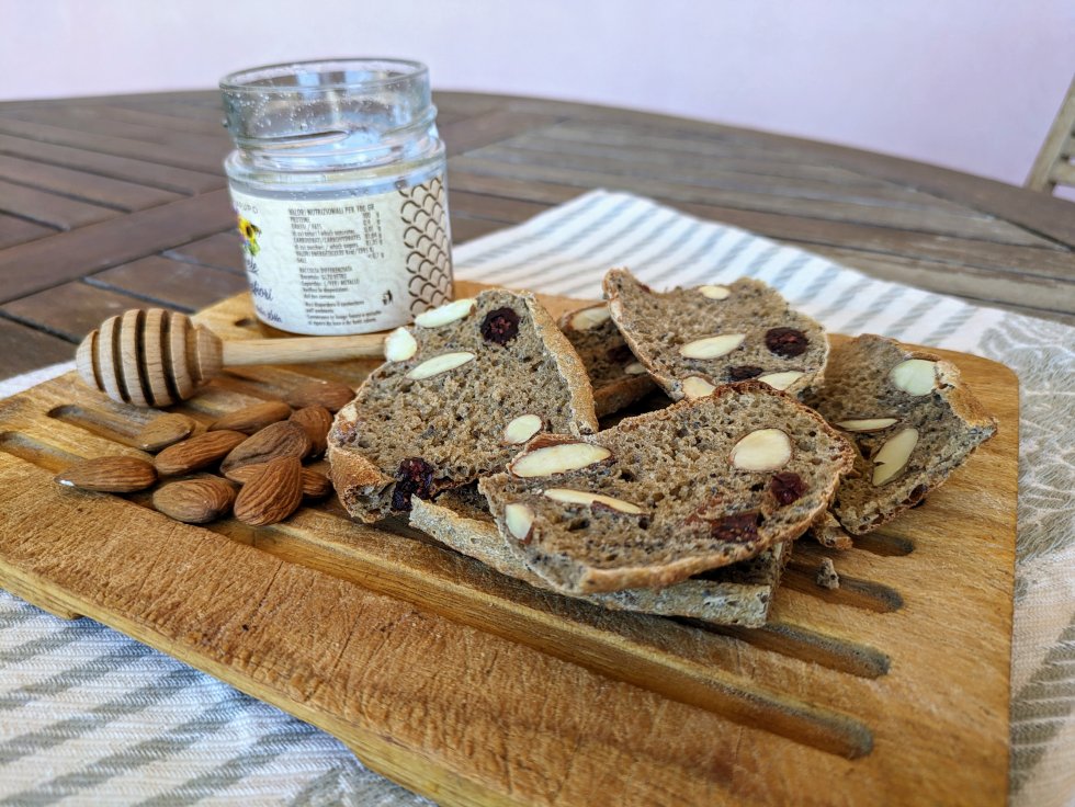 Freselle rustiche con semi e frutta secca
