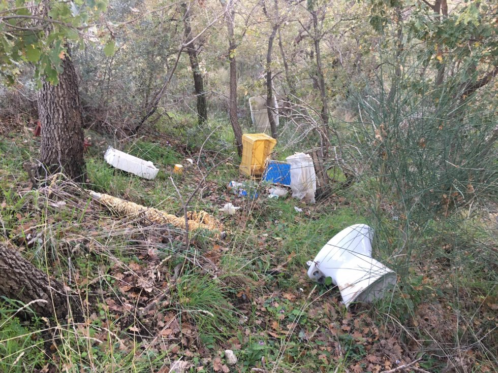 Torano. Rifiuti abbandonati sul territorio. I Carabinieri Forestale intensificano i controlli