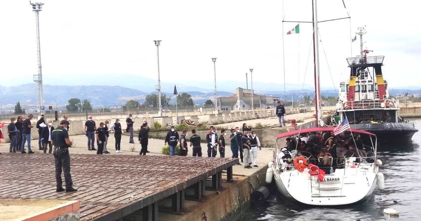 Stamani sbarco di migranti al porto di Corigliano Rossano