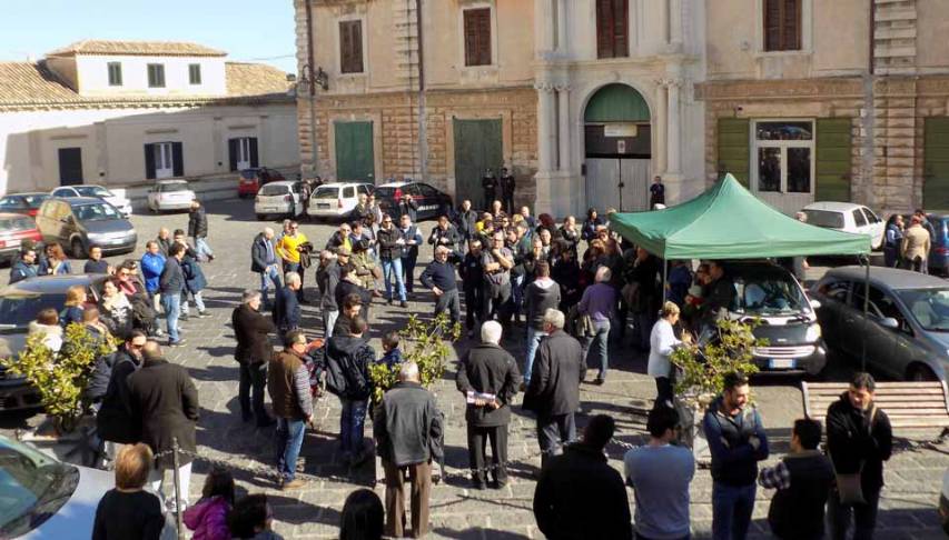 Sit in piazza Steri a Rossano