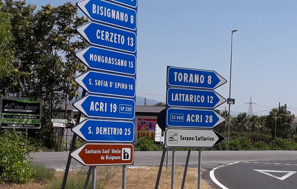 Installato dall’Anas allo svincolo dell’A2 il cartello direzionale per la stazione “Torano-Lattarico”