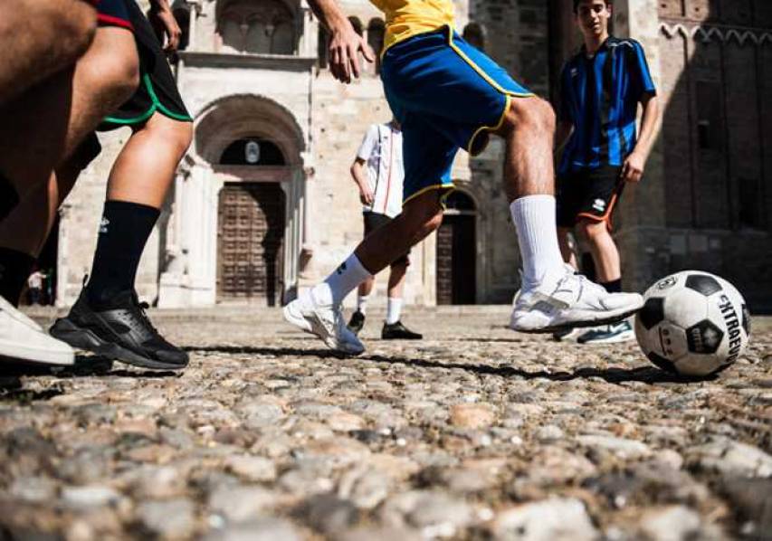 Un momento del calcio di strada