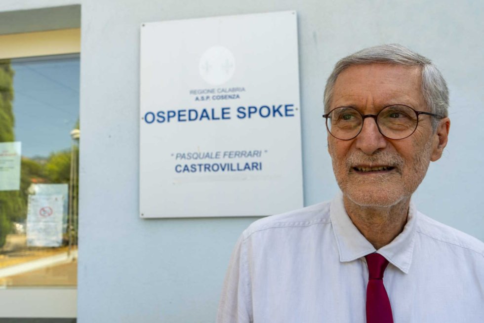 Sit-in di Laghi contro la gestione dell'Ospedale di Castrovillari