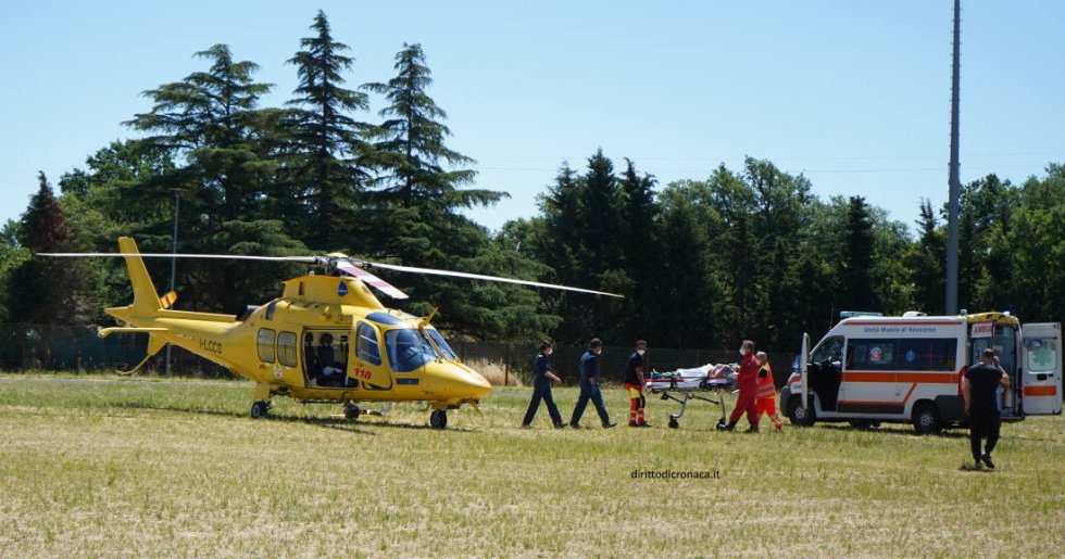 Spezzano, il velivolo atterrato con l&#039;ambulanza