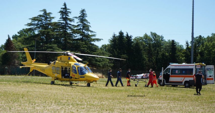 Spezzano, il velivolo atterrato con l&#039;ambulanza