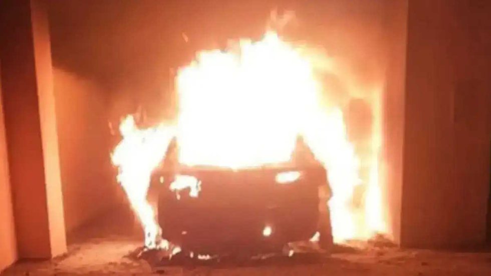 Incendio distrugge un'auto e danneggia un'altra vettura