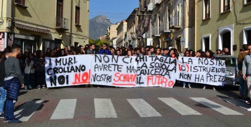 La protesta degli studenti in piazza a Castrovillari