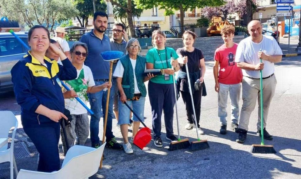 Volontari al lavoro per il centro storico di Sant&#039;Agata