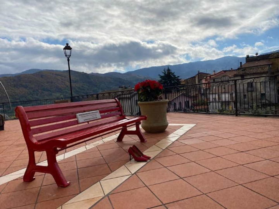 La panchina rossa installata a Piazzetta Seregno