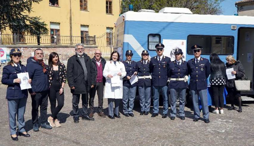 Il camper della Polizia incontra i cittadini di Spezzano Albanese