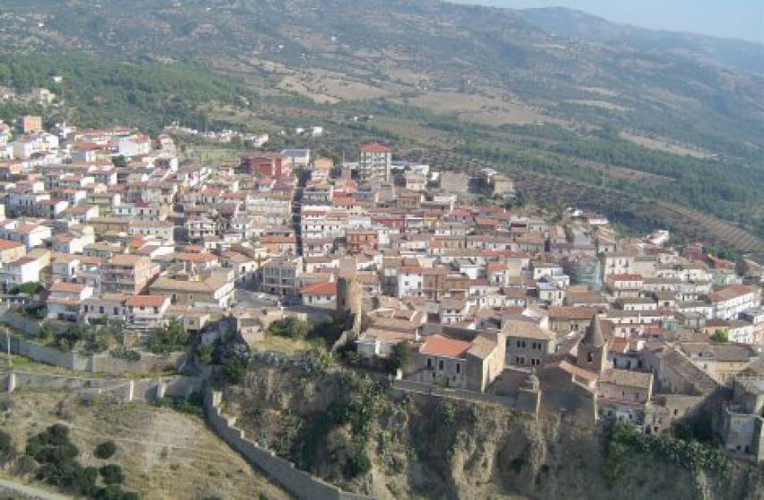 Donna tenta di rapire una bimba che aspetta lo scuolabus a Villapiana