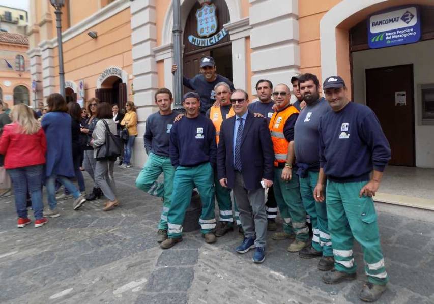 Protesta a Rossano degli assistenti fisici e dei lavoratori addetti al verde pubblico