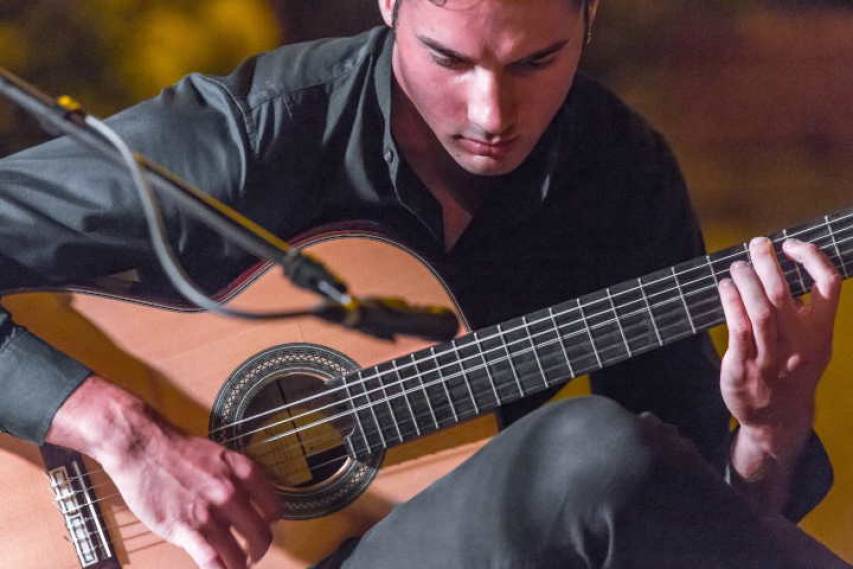 L'esibizione di Diego Cambareri alla chitarra