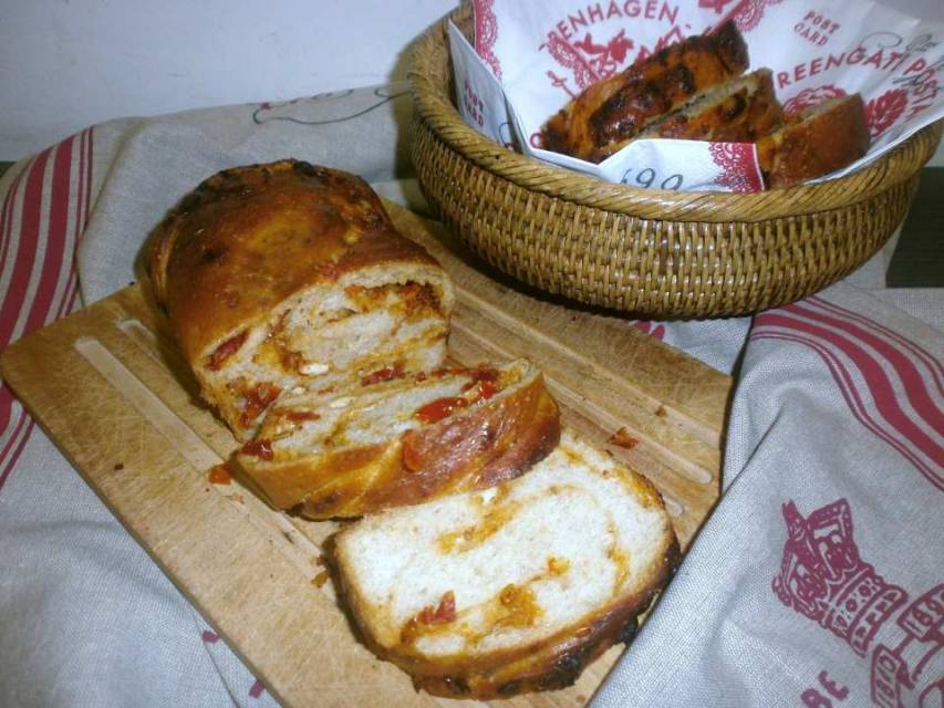 Pane soffice al pecorino e pomodori secchi