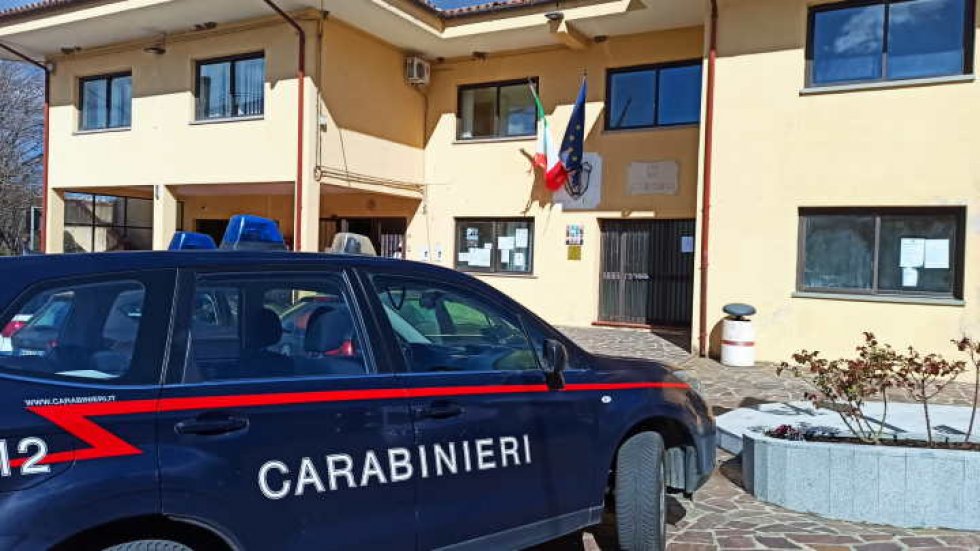 I carabinieri di fronte al Municipio 