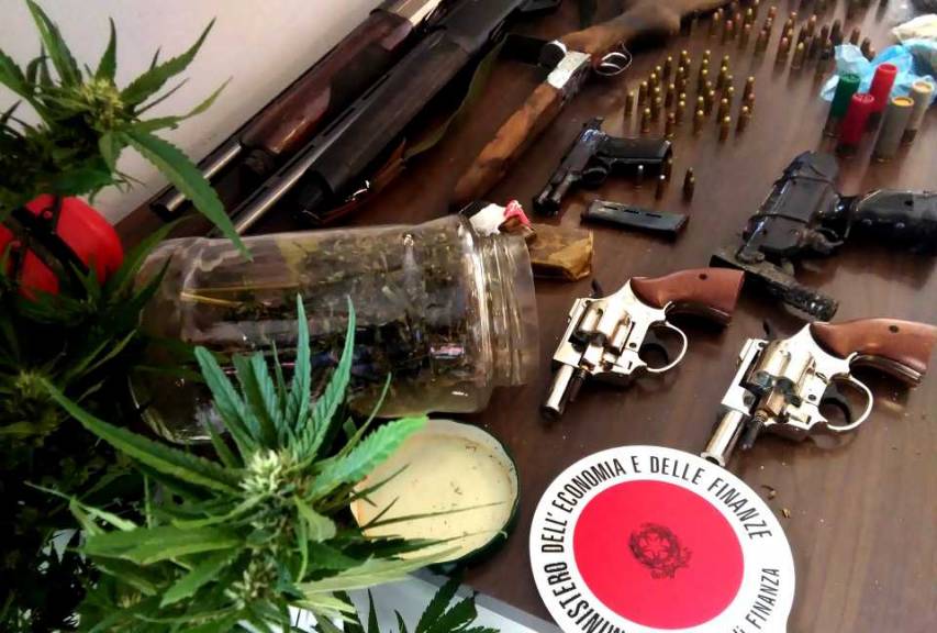 Guardia di Finanza sequestra arsenale pronto all&#039;uso