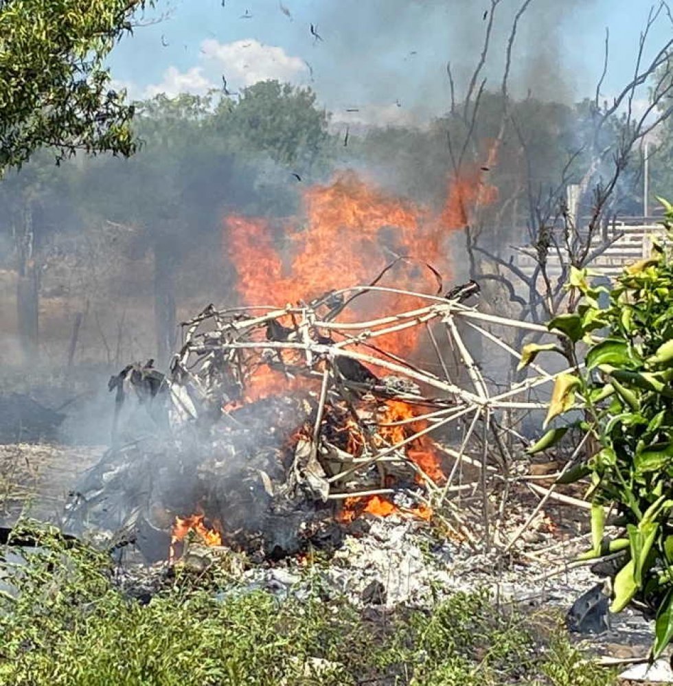 L'areo in fiamme tra gli aranceti dopo che è precipitato 