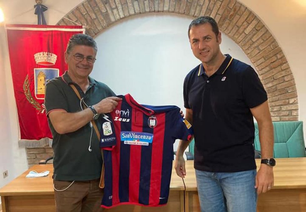 Torano. Targa ricordo per Elmiro Trombino, preparatore atletico del Crotone neopromosso in A