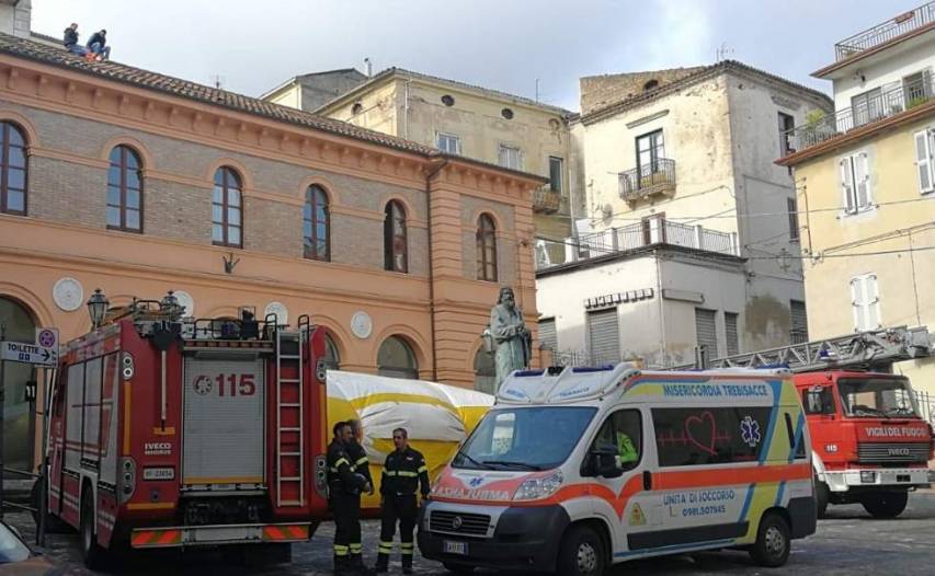 Operai del Verde Pubblico protestano sul tetto del Comando di Polizia Municipale