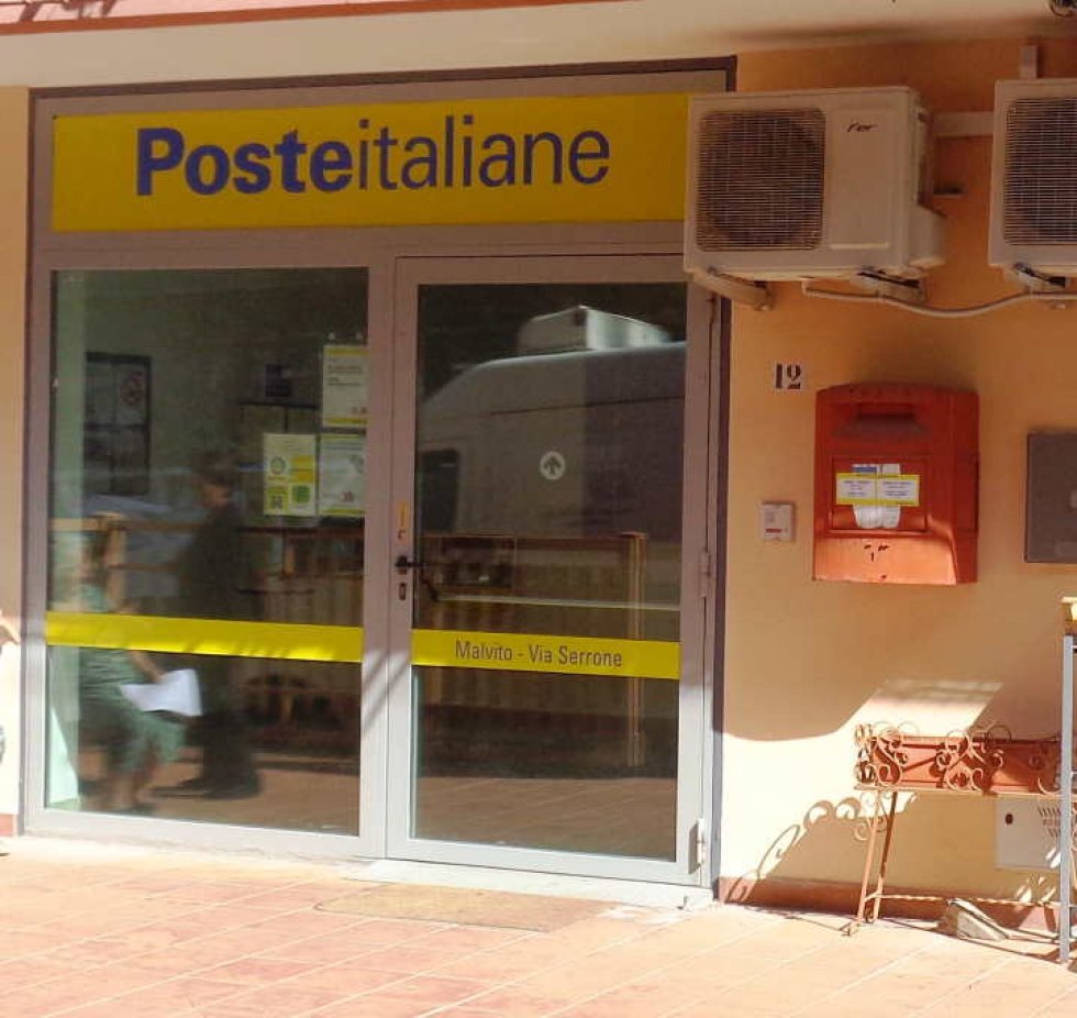 L'ufficio postale aperto a singhiozzo 