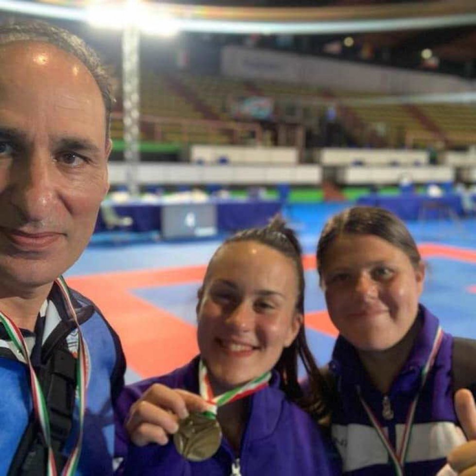 Maria Quercia a medaglia sorride con il maestro Dichiera ed altra compagna di squadra