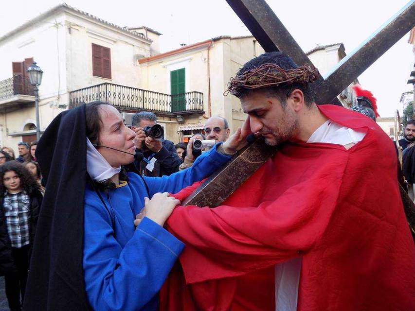 Bagno di fedeli per la Via Crucis a Rossano