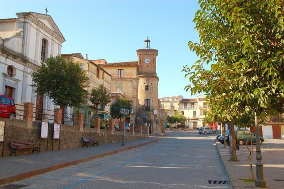 Il corso con sullo sfondo la Torre dell'orologio