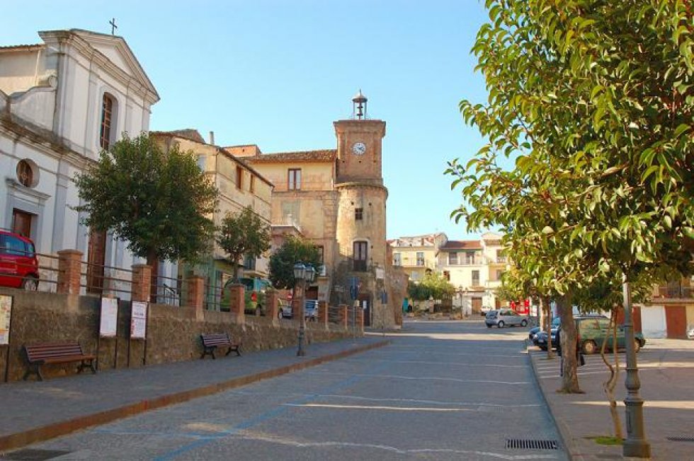 Il corso con sullo sfondo la Torre dell'orologio 