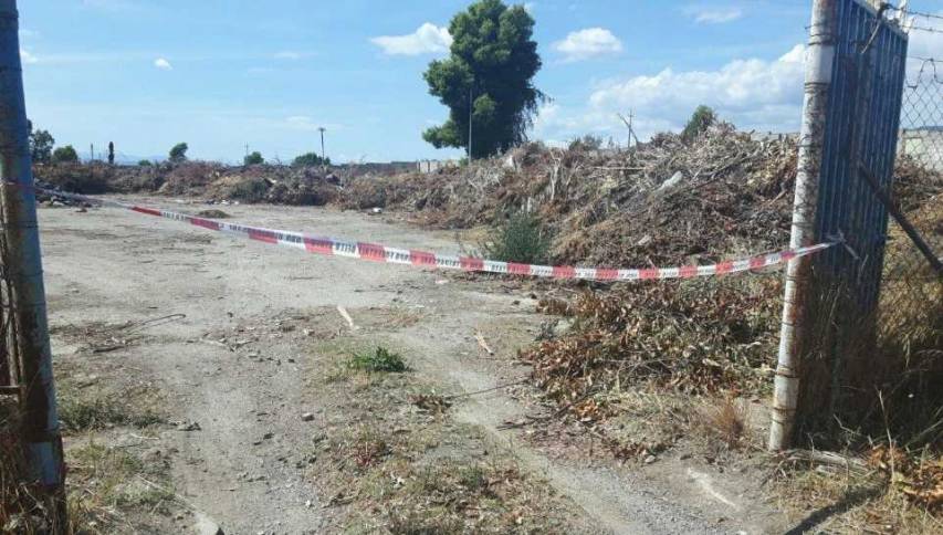 Sequestrata area ex campo sportivo con rifiuti urbani