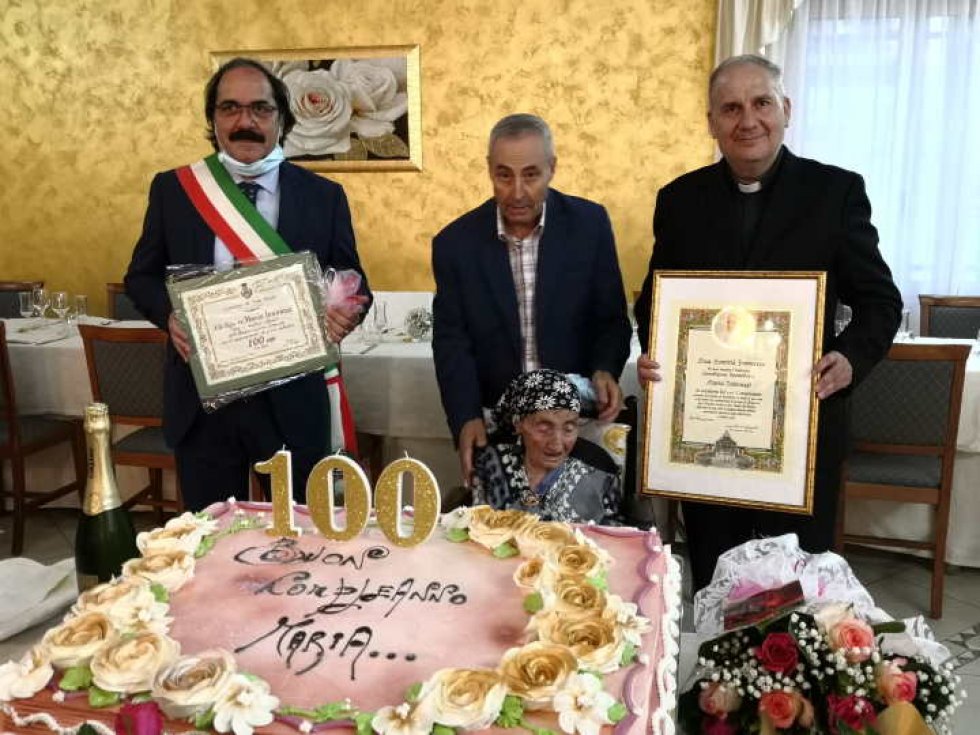 Il sindaco, uno dei figli, la festeggiata con la torta e il parroco