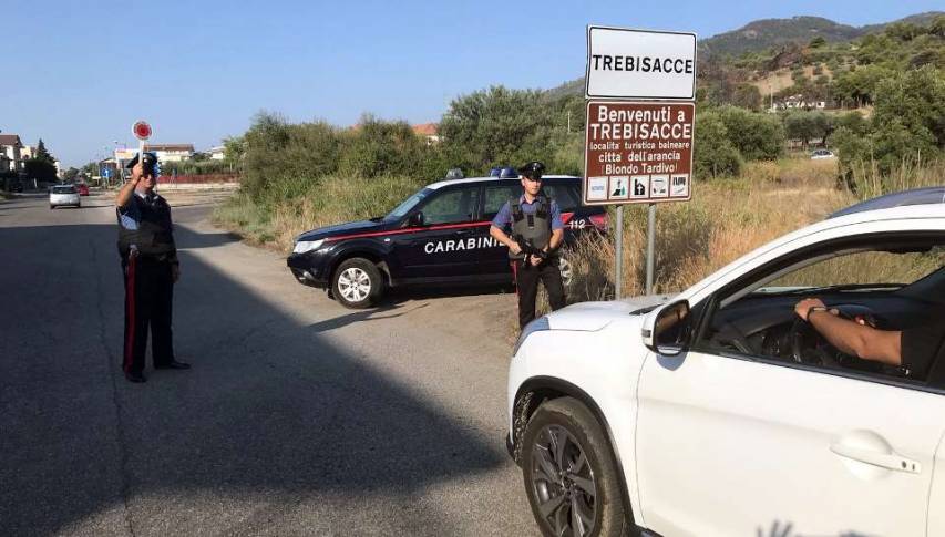 Picchia la moglie che lo chiude nella stanza da letto. Arrestato 43enne