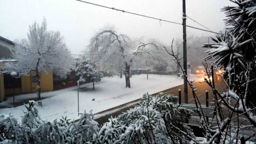 Valle dell'Esaro imbiancata da una lunga nevicata, scuole chiuse