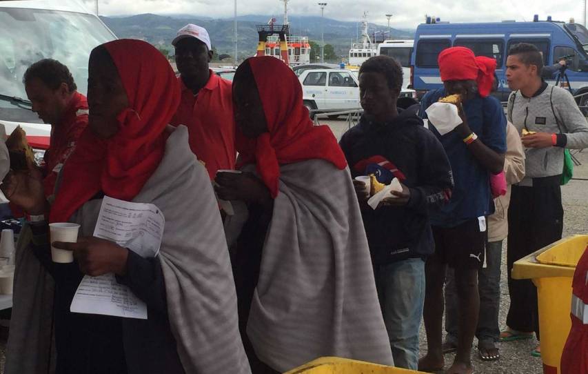 Migranti sbarcati a Corigliano già smistati, restano i minori