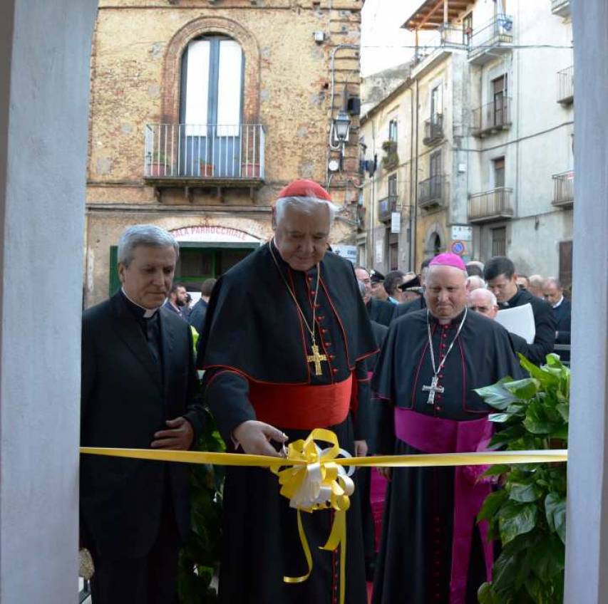 il taglio del nastro del Cardinale Müller, presente il Vescovo Bonanno e don Antonio Fasano 