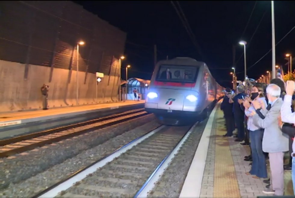 Applausi per la prima fermata del Frecciargento allo scalo Torano-Lattarico