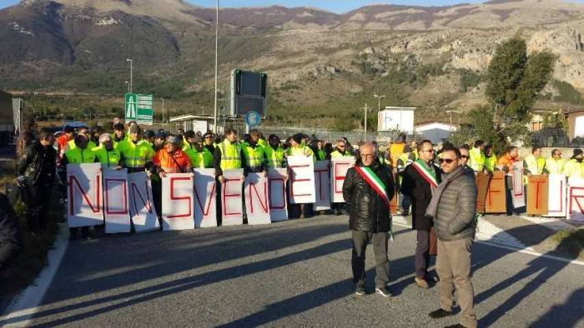 Italcementi, sindaci e lavoratori manifestano in autostrada