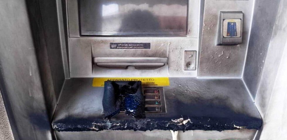 Postamat distrutto da un incendio nella notte