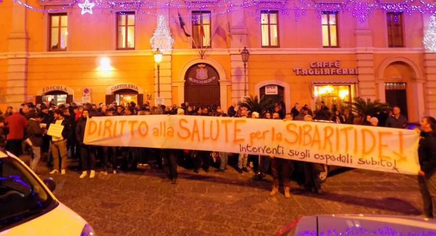 Diritto alla salute, ieri sera protesta davanti al Comune di Rossano