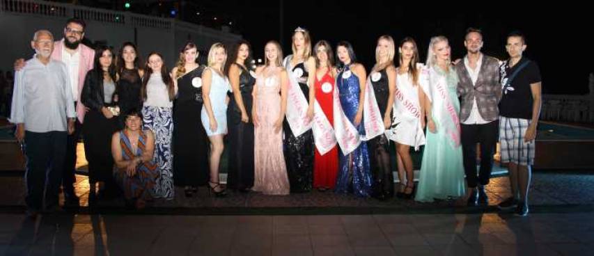 Il parterre finale delle Miss e dei personaggi premiati