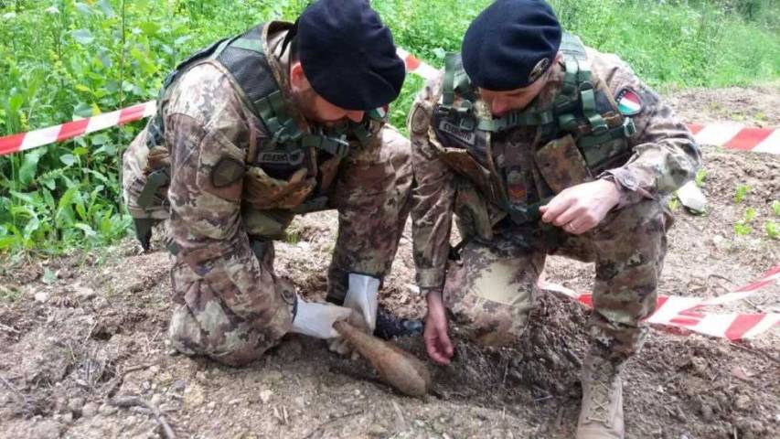 I militare della "Manes" alle prese con una bomba da mortaio tedesco