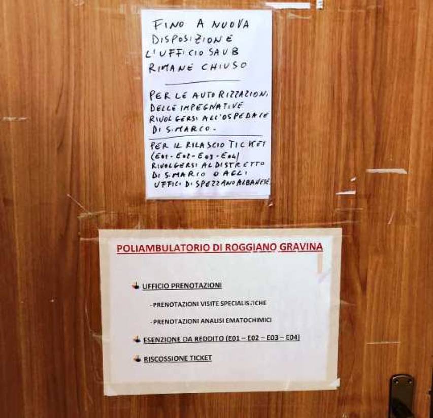 Il cartello affisso alla porta dell'ufficio Saub