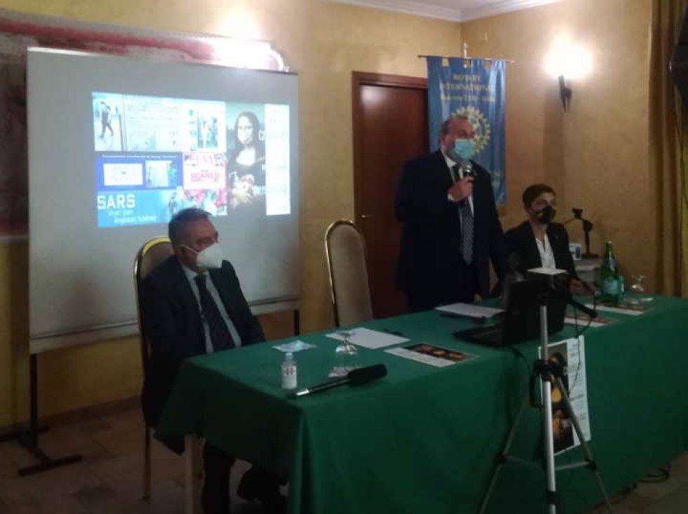 Un momento del "caminetto" organizzato dal Rotary Esaro