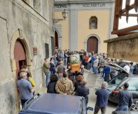 La bara portata a spalla dopo la funzione religiosa