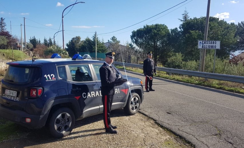 Cassano, picconate alla vetrata di un supermercato: 25enne in manette