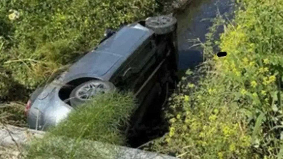 Grave incidente stradale: auto si ribalta, tre feriti