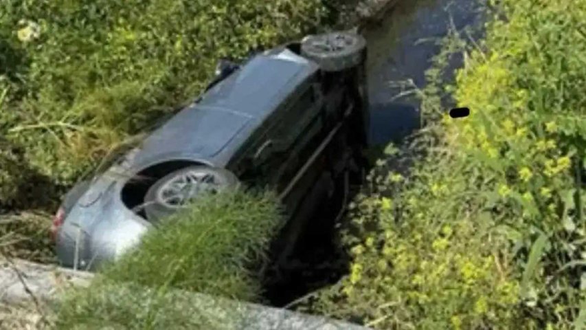 Grave incidente stradale: auto si ribalta, tre feriti